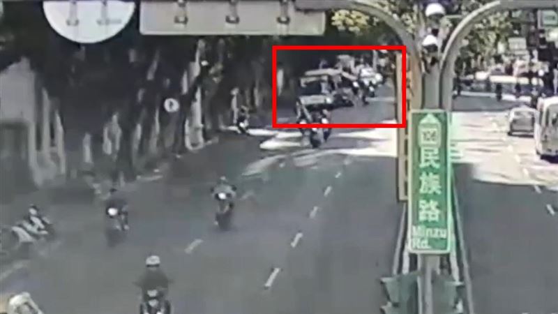 公車擦撞機車瞬間。（圖／翻攝畫面）