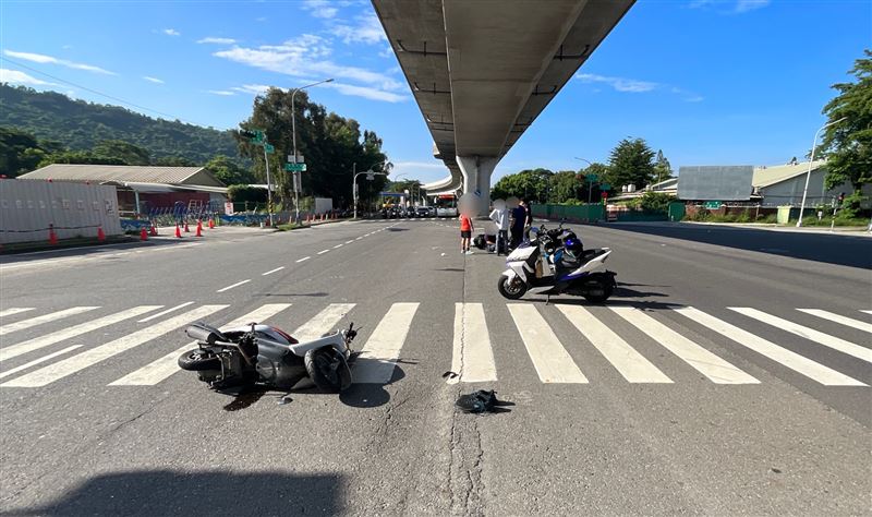 18歲騎士路口闖紅燈，當場撞上一輛正要起步的機車。（圖／翻攝畫面）