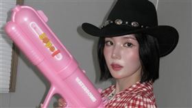 權恩妃辣穿比基尼現身音樂節，挨酸穿著曝露。（圖／翻攝自IG @silver_rain.__）