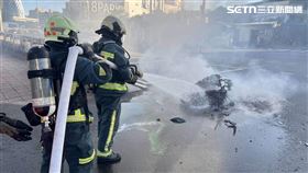 台北市南湖大橋追撞事故　機車起火　圖／翻攝畫面