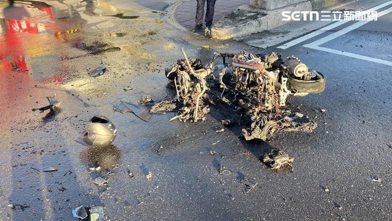 南湖大橋追撞事故，機車燒到剩骨架。（圖／翻攝畫面）