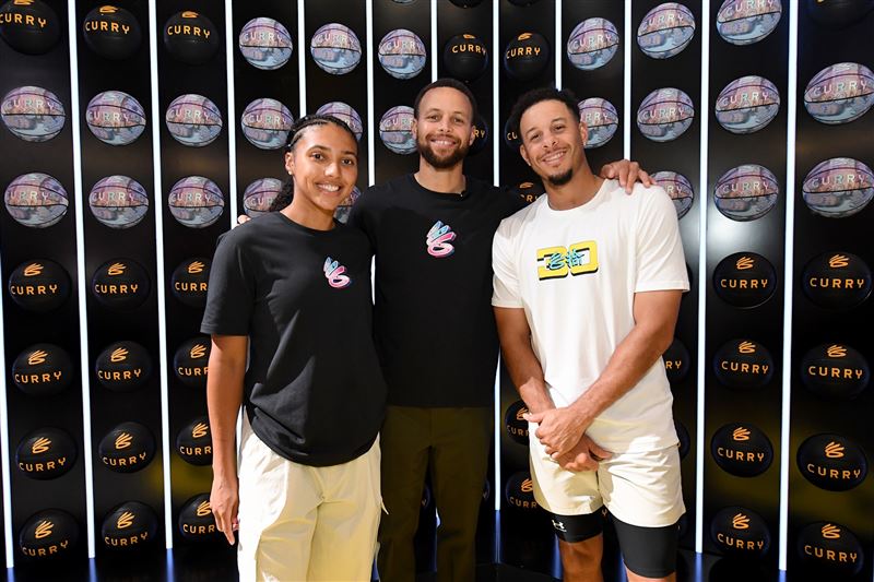 Stephen Curry與Seth Curry、NCAA女子籃球員Azzi Fudd迎來「2025年CURRY BRAND ASIA TOUR」。（圖／品牌業者提供）