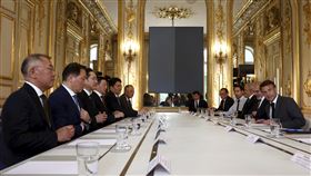 南韓15位大財閥將隨李在明出訪美國。圖為2023年6月21日法國總統馬克宏，在巴黎會見韓國商界領袖，包括三星電子執行會長李在鎔、現代汽車集團會長鄭義宣、韓華集團副會長金東官、LG集團會長具光模等人。（圖／美聯社／達志影像）