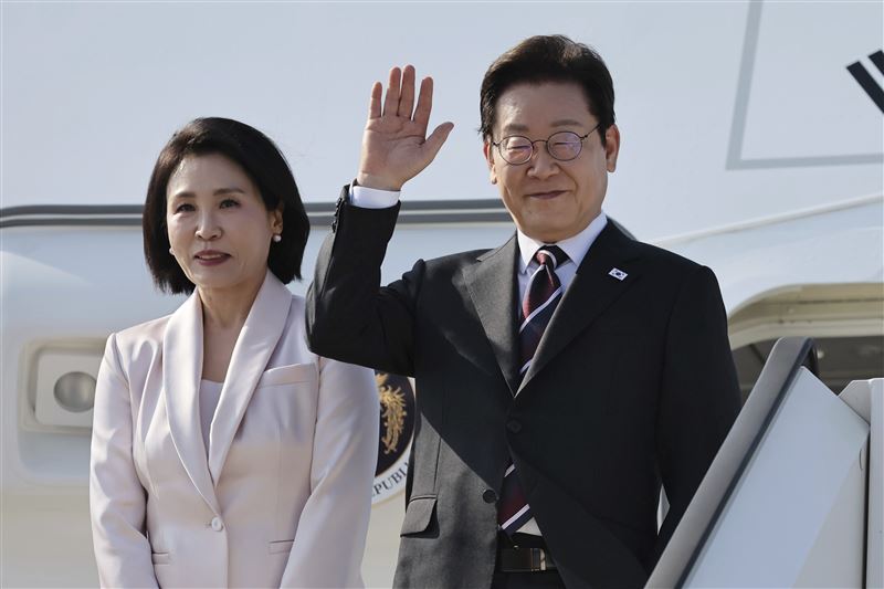 南韓總統李在明與夫人金惠京24日啟程前往美國。(圖/美聯社/達志影像)