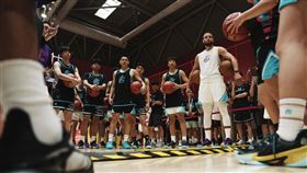 Stephen Curry現身Curry Camp並與球員們同場訓練。（圖／品牌業者提供）