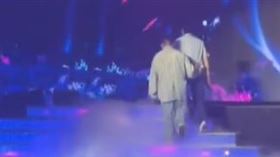 圭賢疑因視線不良踩空，從舞台摔下後，過一陣子他跛腳回歸演唱。（圖／翻攝自微博）