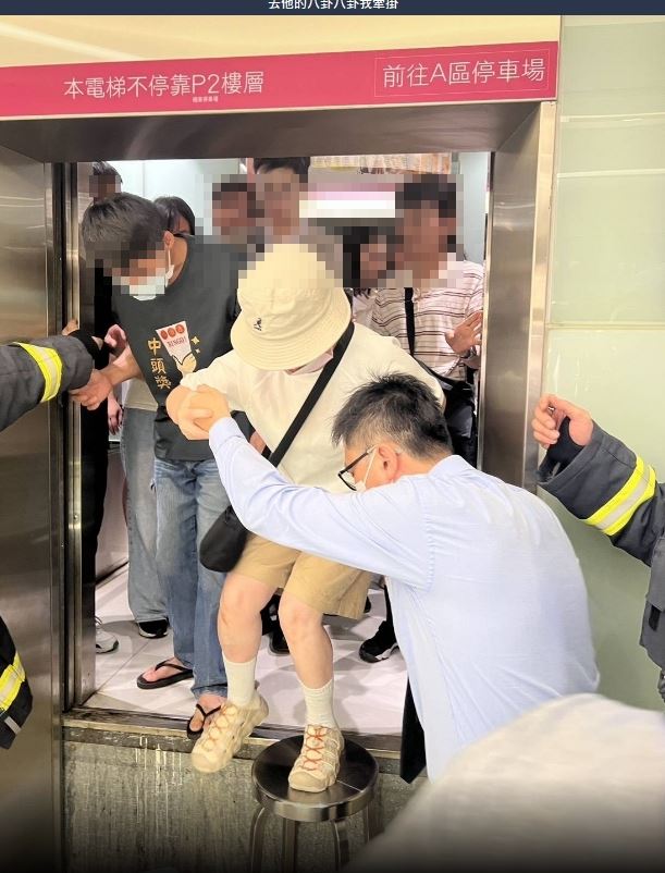 消防員搬椅子，讓受困夾層的民眾踩椅子脫困。（圖 ／翻攝畫面）