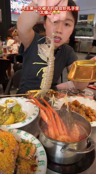 中國一位女子在福建的海鮮餐廳吃飯，正要將活蝦蛄放入湯鍋。（圖／翻攝自抖音）