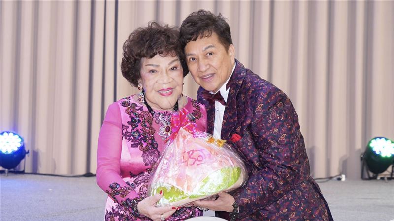 周遊88大壽胸前深V開到肚！自豪狀態20歲