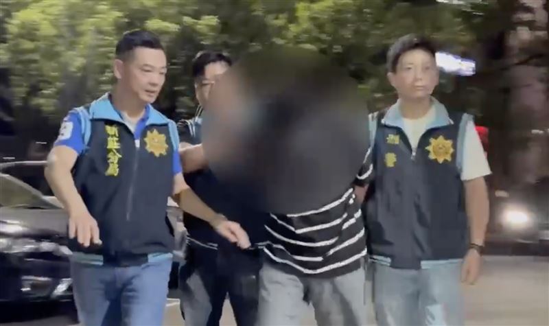 蔣姓男子坦承開車衝撞知名「斗六－鐘及美味當歸鴨」新莊總店和樹林店，因鐘姓少東積欠10萬元不還。（圖／翻攝畫面）
