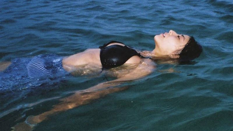 斷開魏如萱、Ian!若盈比基尼曬青春肉體