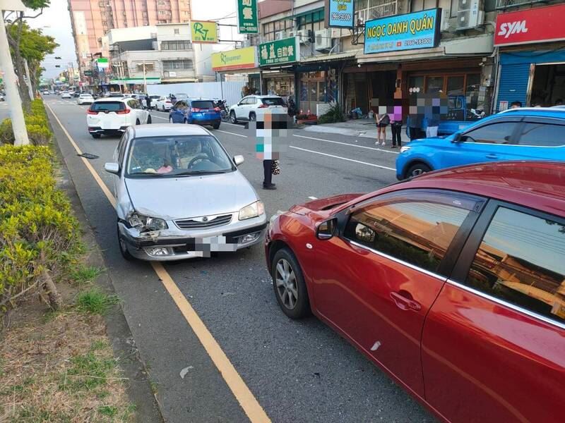 苗栗一名林姓老翁疑操作不慎，導致車輛失控暴衝撞2車。（圖／翻攝畫面）