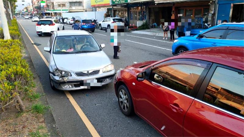 苗栗翁「1原因」車暴衝撞2車…釀3傷送醫