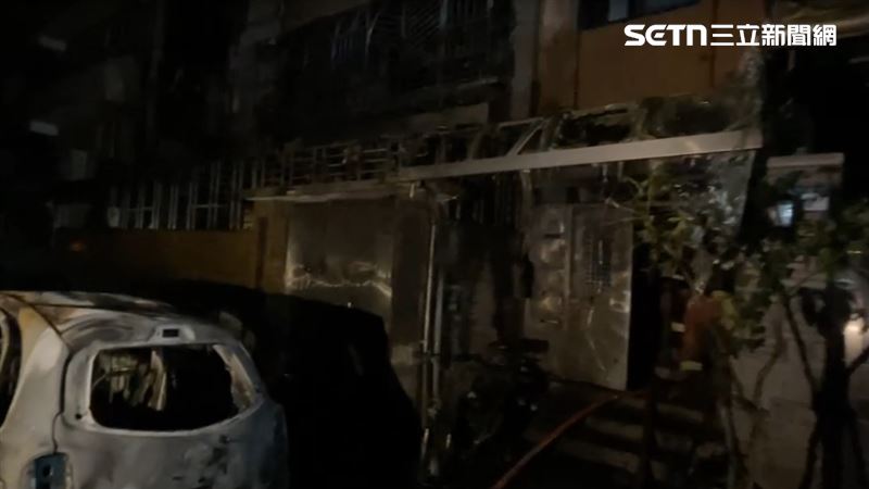 火勢撲滅後，現場一片凌亂，2台車嚴重遭焚毀，還有機車被燒到只剩車架，巷內宛如戰場。（圖／翻攝畫面）