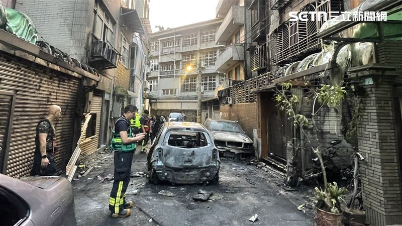 火警當下共疏散17人，另外7女1男，共8人送醫。（圖／翻攝畫面）