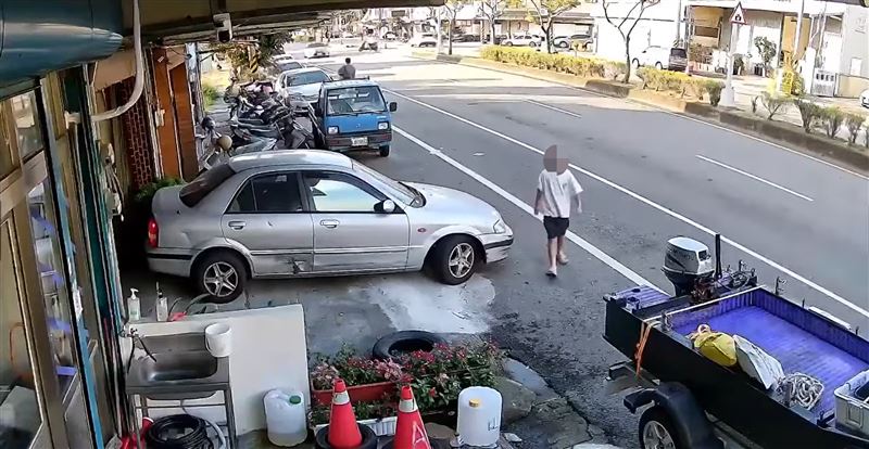 林翁23日傍晚倒車途中，一名白衣男童剛好經過。（圖／翻攝畫面）