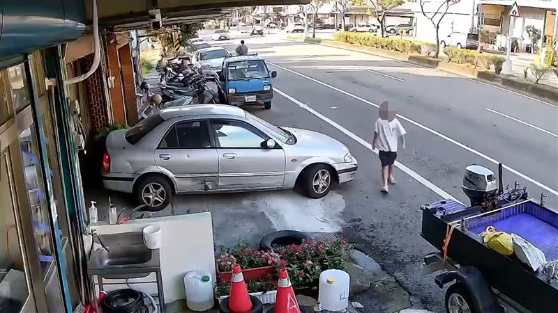 童剛走過幾秒「翁車暴衝撞2車」後逃一劫