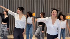 阿雅嫁同框女兒嗨跳「剉冰舞」。（圖／翻攝自阿雅小紅書）