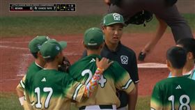 投手教練駱政宇突然上前喊出暫停，原以為是要下達戰術，沒想到他講得卻是「帥都你們在帥，我都沒有帥到，我只是喊暫停上來帥一下而已」，原音直接被收下來，賽後片段流出也讓網友全笑翻。（圖／翻攝自Thread）