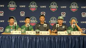 台灣奪威廉波特總冠軍賽後記者會台灣奪威廉波特少棒總冠軍，台北市東園國小少棒隊總教練賴敏男（圖中）與隊員出席總冠軍賽後記者會。中央社記者廖漢原威廉波特攝　114年8月25日