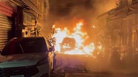 新店恐怖火燒車，驚悚瞬間曝光。（圖／翻攝自Threads @seans_0710）