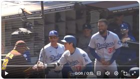 大谷翔平開轟後和教士球迷擊掌。（圖／翻攝自Hyeseong Kim Muse 김혜성 X）