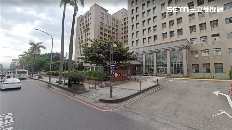 男子路倒才送到醫院，沒想到隔天竟然被發現陳屍在醫院大門旁的機車停車場。(圖/翻攝GOOGLE)