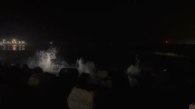 屏東東港1名釣客落海失聯搜救中。（圖／翻攝畫面）