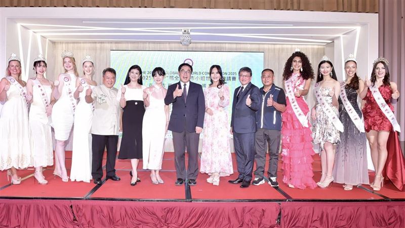 張如君率國際選美佳麗造訪臺南。（圖／中華全球城市選拔協會提供)