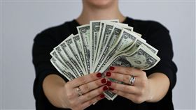 想領息又怕債券波動太大？00985B一次解決，高票息、低風險，穩穩存債不驚驚，月月配息＋債券到期領回本金，00985B是你的「新世代存債戶頭」。（示意圖／PIXABAY）