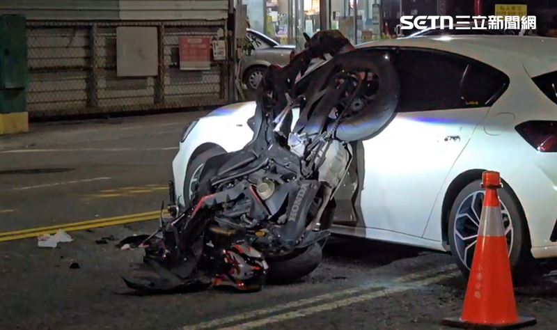 白車雙黃線違規迴轉，後方25歲吳男重機騎士閃避不及高速撞上。（圖／民眾提供）