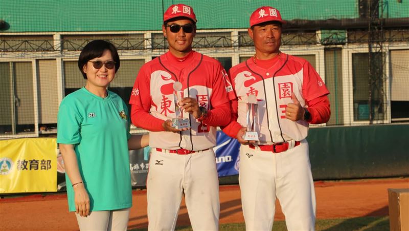 駱政宇(中)2016年回到母校東園國小擔任教練。（圖／翻攝自東園國小臉書）