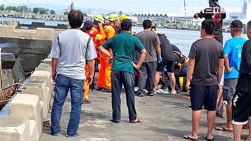 打撈上岸，經家屬指認，確認死者為27歲嚴姓男子。（圖／翻攝畫面）
