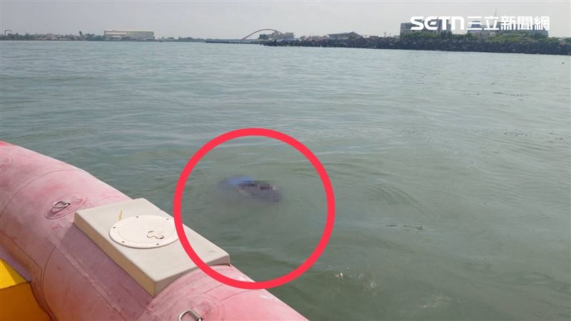 上午9時40分尋獲落水者，當下人已經明顯死亡。（圖／翻攝畫面）