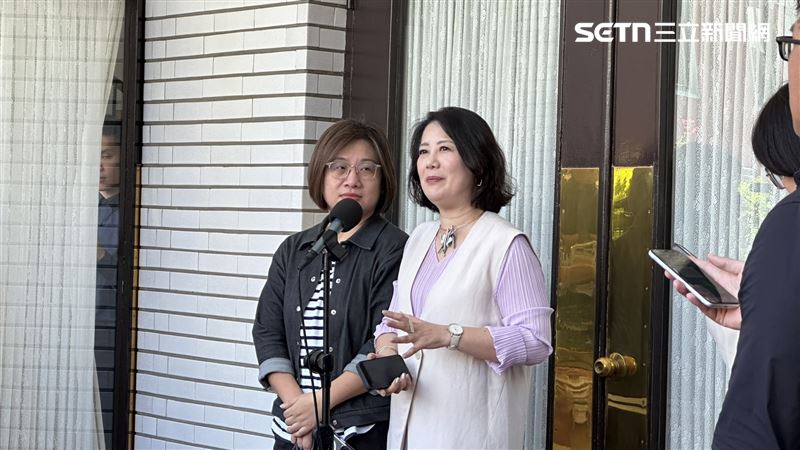 被問辭職是否逼宮柯建銘？吳思瑤（右）喊「不必無限上綱」。（圖／記者詹宜庭攝影）