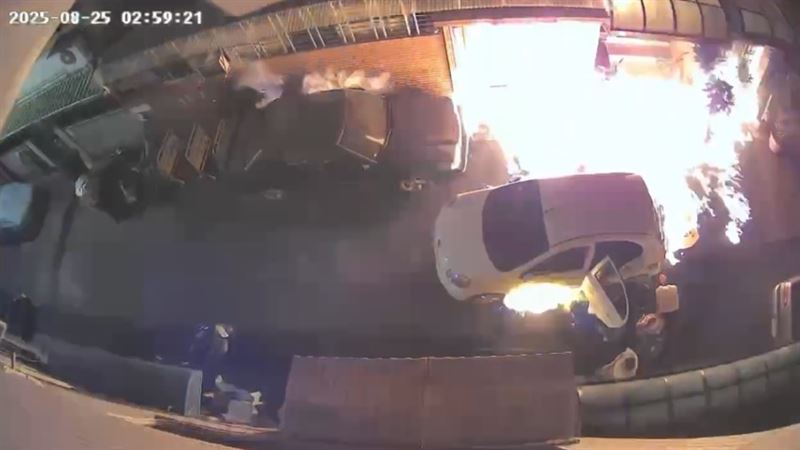 身穿白衣的陳男縱火後，還待在原地觀賞一陣子才離開。（圖／翻攝畫面）