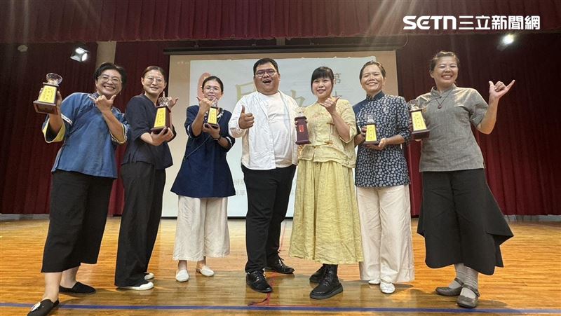 徐盛暘（中間白衣）一手領出的6名學生奪盃全壘打。（圖／翻攝畫面）