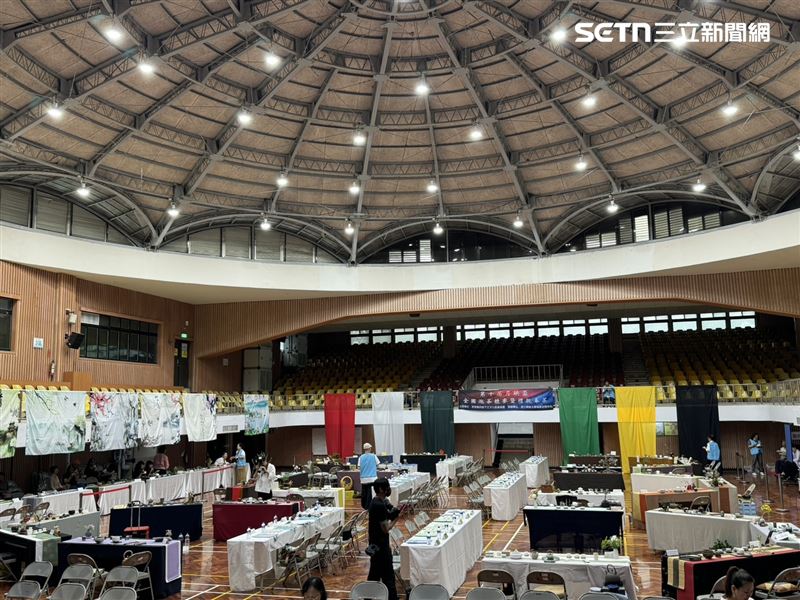 現場茶香四溢，選手們過招帶一股悠然自得，以茶道禮儀、茶道文化結合生活美學，呈現人文展演。（圖／翻攝畫面）