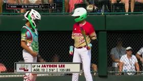 威廉波特台灣隊小捕手蔡瑀格貼心提醒打者球褲拉鍊沒拉上。（圖／翻攝畫面） 