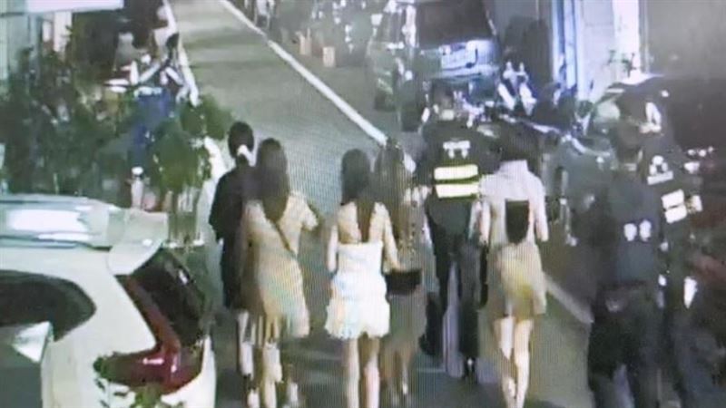 10名泰國籍女子違法坐檯，遭警方臨檢全數逮捕。（圖／翻攝畫面）