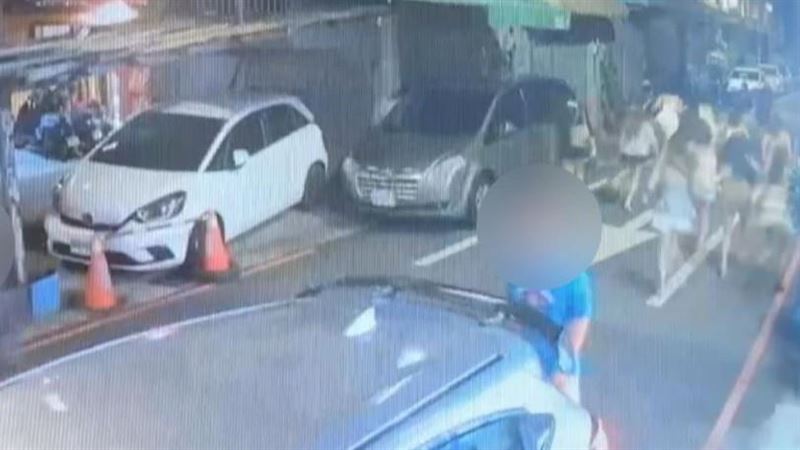 10名泰國籍女子違法坐檯，遭警方臨檢全數逮捕。（圖／翻攝畫面）