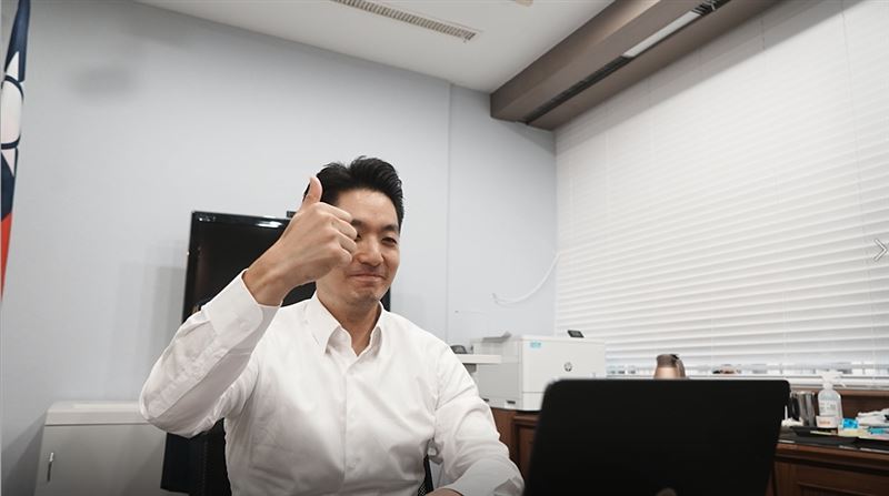 蔣萬安祝賀少棒奪冠，承諾大餐跟協助增加專任教練。（圖／北市府提供）