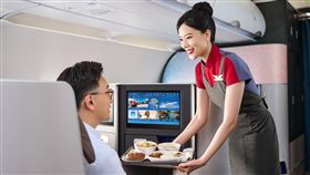 9月3日軍人節當天，現役軍人凡搭乘松山、桃園、台中、高雄出發的區域線航班，於航班報到作業結束後，若商務艙仍有空位，將提供國軍本人免費升等至商務艙。（圖／華航提供）
