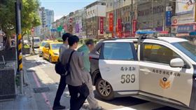 陳男縱火後逃跑，在警方追查下順利被逮。（圖／翻攝畫面）