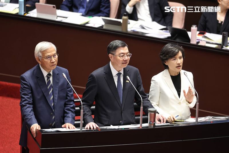 美車進口台灣將變零關稅?鄭麗君這樣說 行政院長卓榮泰、副院長鄭麗君今(25)日赴立法院提出「台美關稅談判之進程、方針、原則及台灣產業可能遭受之衝擊影響評估」專案報告。(圖/記者盧素梅攝影)