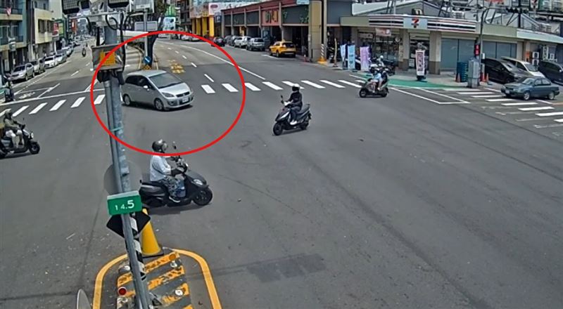 轎車行駛在中線車道，突然闖紅燈往左轉，穿越車陣，高速衝往加油站。（圖／翻攝畫面）