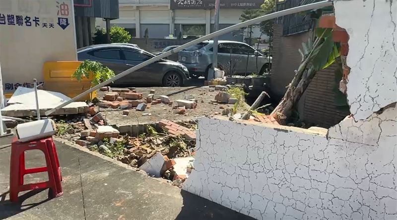 駕駛表示因剎車故障無法控制，才會選擇去衝撞加油站的圍牆。（圖／翻攝畫面）