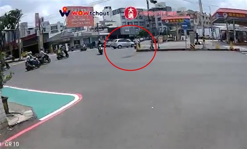 一輛轎車穿越車陣，高速直衝進加油站，直到撞破圍牆才停住。（圖／翻攝自WoWtchout - 地圖型行車影像分享平台）