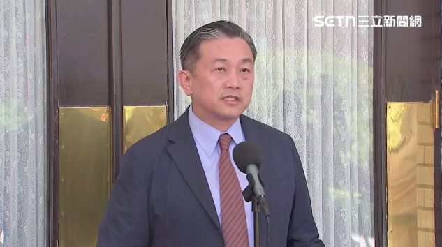 王定宇接受媒體聯訪，讚蔡英文卸任後謹守分際，是前總統典範。（圖／翻攝畫面）