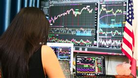 Nasdaq 100 指數聚焦美國市值最大非金融公司，涵蓋輝達、蘋果、亞馬遜等 AI 領導企業，是科技成長紅利的核心指標，ETF 代號009800一次打包 Nasdaq 100 指數，讓台灣投資人用小資金就能參與美國科技巨頭的長期爆發力。（示意圖／PIXABAY）